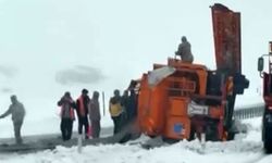 Van’da kaza: Çaldıran-Tendürek yolunda kar küreme aracı devrildi