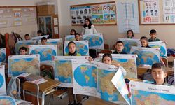 Van’da öğrencilere dünya ve Türkiye haritaları ulaştırıldı