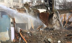 Bağımlıların mekanı haline gelen metruk bina yıkıldı