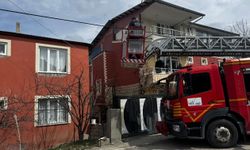 Edremit’te çatıda mahsur kalan yavru kedi kurtarıldı