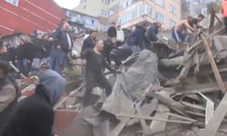 İstanbul Fatih'te 2 bina çöktü: Enkaz altında 2 kişi aranıyor!