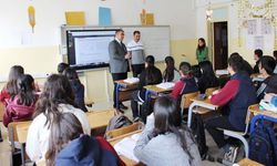 Müdür Nurses, okulları ziyaret etti, öğrencilerle buluştu