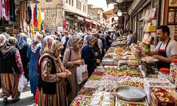 Van çarşılarında bayram bereketi: Şeker ve lokum tezgâhları dolup taşıyor
