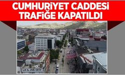 Van Cumhuriyet Caddesi trafiğe kapatıldı! Tezgahlar kurulmaya başlandı…