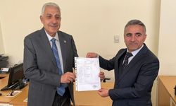 Van Şoförler ve Otomobilciler Odası Başkanı Faruk Alpaslan mazbatasını aldı