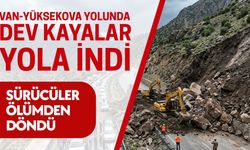 Van-Yüksekova yolunda dev kayalar yola indi: Sürücüler ölümden döndü