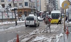 Van’da belediyeler yine ortada yok! Kar temizliği esnafa kaldı