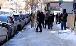 Van'da kaldırım ve yollar buz pistine döndü!