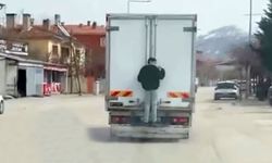 Van’da tehlikeli yolculuk! Kamyonun arkasında canını hiçe saydı