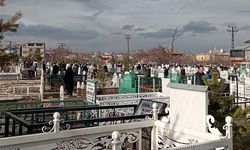 Vanlılar bayram namazının ardından kabirleri ziyaret etti