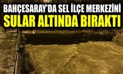 Bahçesaray’da sel ilçe merkezini sular altında bıraktı