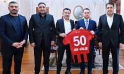 Bakan Gürlek’e Vanspor forması takdim edildi