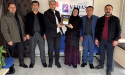Muhtarlardan VEDAŞ ekiplerine plaket