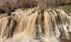 Muradiye Şelalesi yağışlarla birlikte coştu