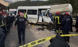 Tarım işçilerini taşıyan minibüs tıra çarptı: 7 ölü, 3 yaralı