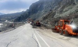 Van-Hakkari yolunda meydana gelen heyelan sonrası açıklama