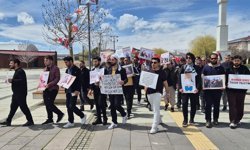 Van YYÜ’de öğrenci ve akademisyenler bir kez daha zulme karşı yürüdü!
