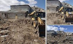 Van’da depremde hasar gören ahırın enkazı kaldırıldı