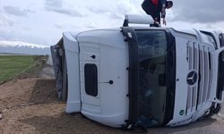 Van’da kum yüklü tır devrildi!