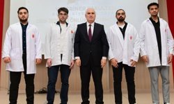 Van’da öğrenciler beyaz önlüklerini giydi