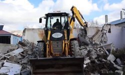 Van’da tehlike saçan metruk yapıların yıkımı sürüyor