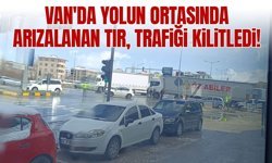 Van'da yolun ortasında arızalanan tır, trafiği kilitledi!