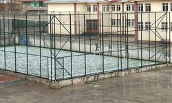 Çaldıran’da ceviz büyüklüğünde dolu yağdı