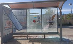 Van'da otobüs durağı vandallar tarafından tahrip edildi