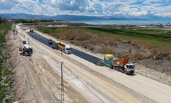 Van Sahil Yolu’nun son etabında asfalt serimine geçildi