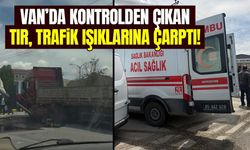 Van’da kontrolden çıkan tır trafik ışıklarına çarptı!