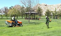 Van’daki parklarda çim biçme ve çevre düzenleme çalışması