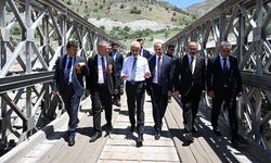 Bakan Uraloğlu Van-Hakkari Karayolu’ndaki heyelan bölgesinde incelemelerde bulundu