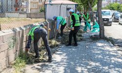 Doğu Caddesi’nde kaldırım temizliği yapıldı