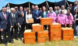 Van’da 150 çiftçiye arılı kovan desteği