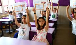Van'da 275 bin 826 öğrenci karne heyecanı yaşadı