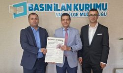 Van’da yarışmanın birincileri, ödüllü gazeteyi BİK’e sundu