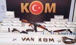 Van’da binlerce kaçak ürün ve silah ele geçirildi