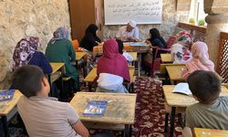 Van’da Kur’an kursuna gelen öğrenciler hat sanatı da öğreniyor