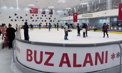Van’da serinlemek isteyenler buz pistine akın ediyor!