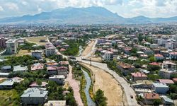 Van’da yeni açılacak caddede kaçak yapıların yıkımı sürüyor