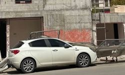 Van’da demir bariyerler otomobilin üzerine devrildi