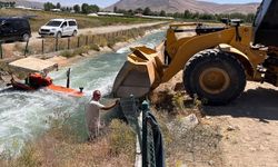 Van’da kanala düşen traktör kurtarıldı