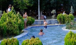 Van’da sıcaktan bunalan çocuklar, süs havuzunda serinledi