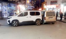 Van’da kaldırımlar araçlara, yollar karmaşaya teslim!