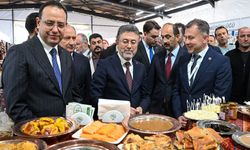 Bakan Yumaklı, Van standını ziyaret etti