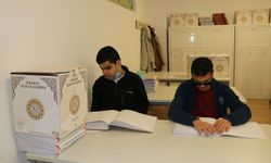 Görme engelli öğrencilere Braille alfabesiyle Kur’an-ı Kerim hediye edildi