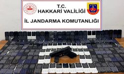 Hakkari’de bir eve baskın! 142 kaçak telefon ele geçirildi