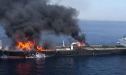 Hürmüz Boğazı’nda Süper Tanker Denize Mayınına Çarptı