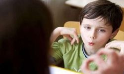 Kekemelik yaşayan çocuklarda konuşma baskısı kaygıyı artırıyor