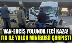 Van-Erciş yolunda feci kaza! TIR ile yolcu minibüsü çarpıştı
